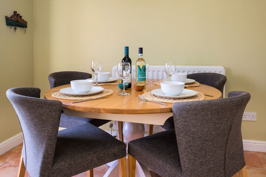 dining table holiday rental sovereign harbour