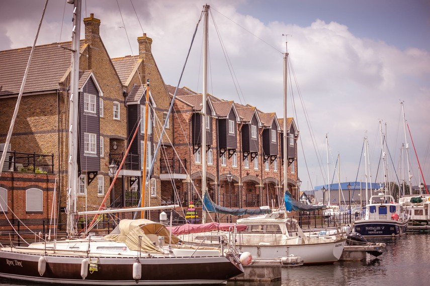 Sussex holiday cottage with marina views