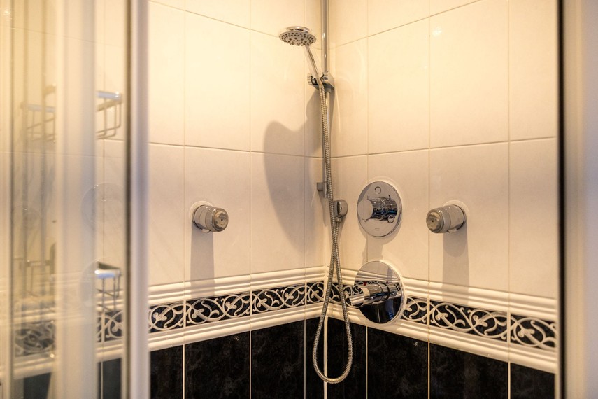 Ensuite to master bedroom in Quayside