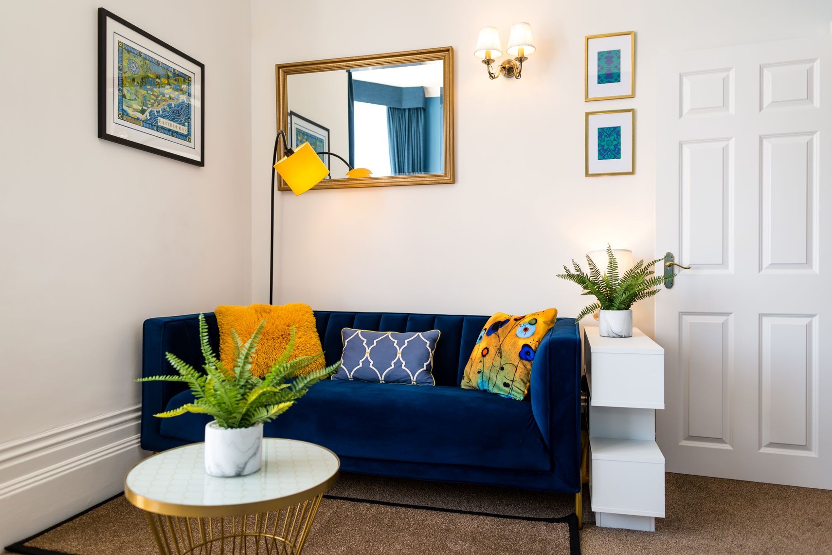 Seafront Apartment Overlooking Sea and Eastbourne Pier For 4