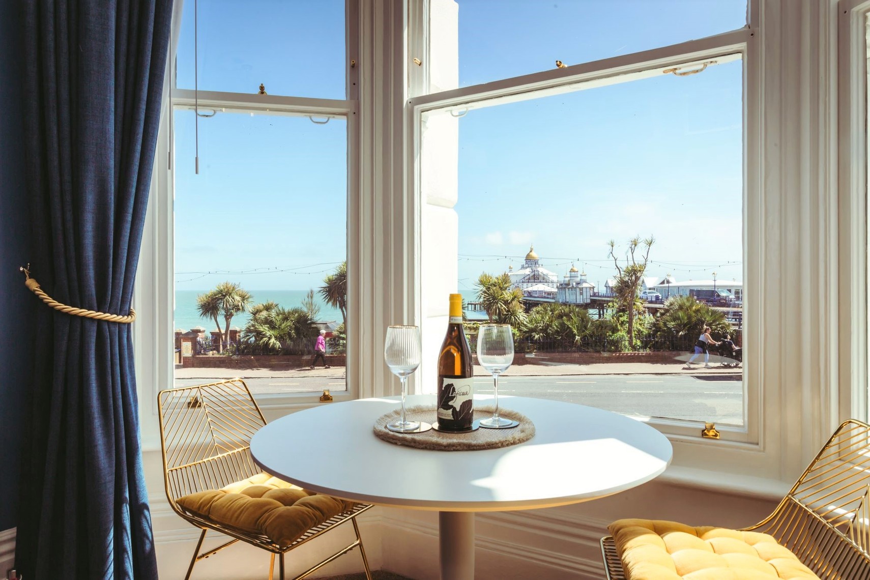 Seafront Apartment Overlooking Sea and Eastbourne Pier For 4