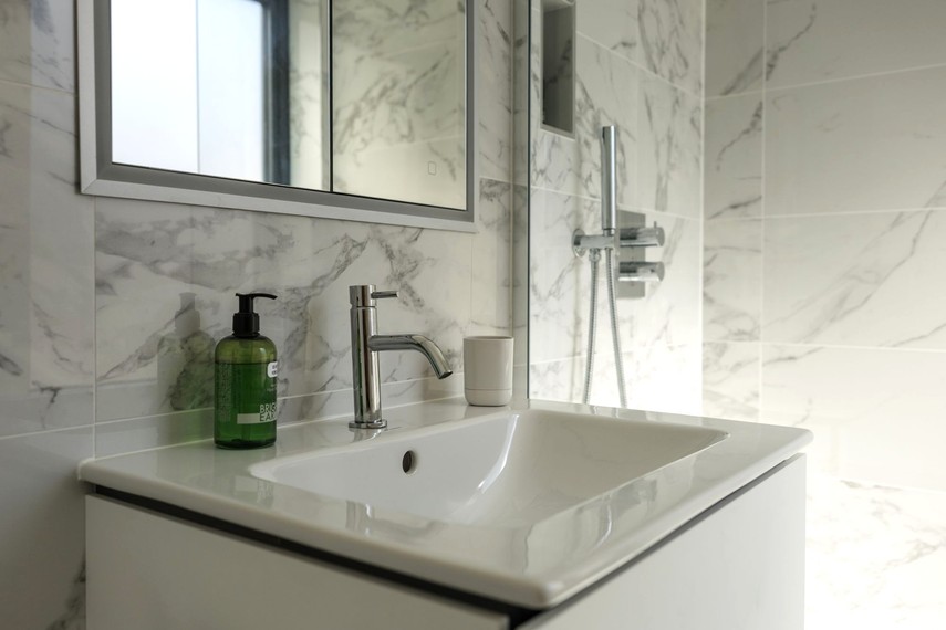 Ensuite to second bedroom Eastbourne Airbnb
