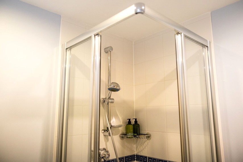 Ensuite in Sovereign Harbour let