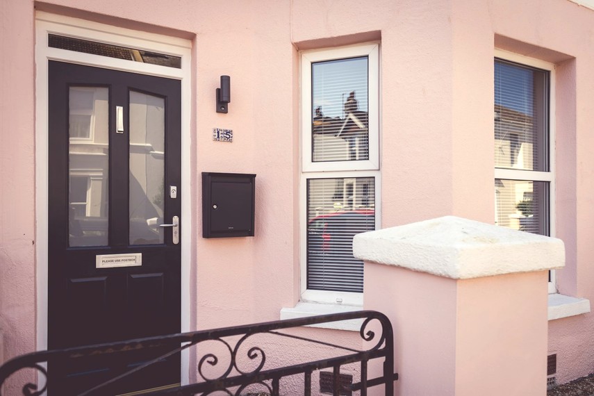 The Pink House - UK airbnb