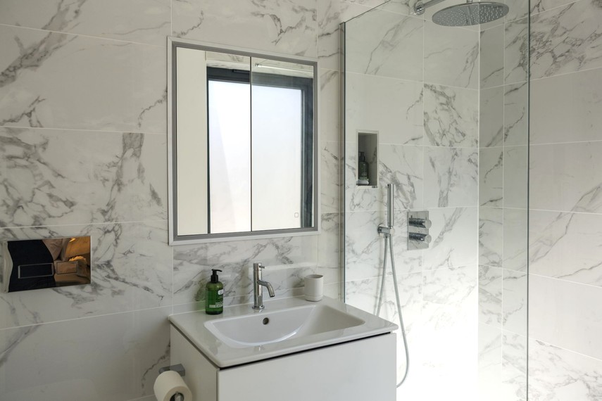 Ensuite to second bedroom Eastbourne Airbnb