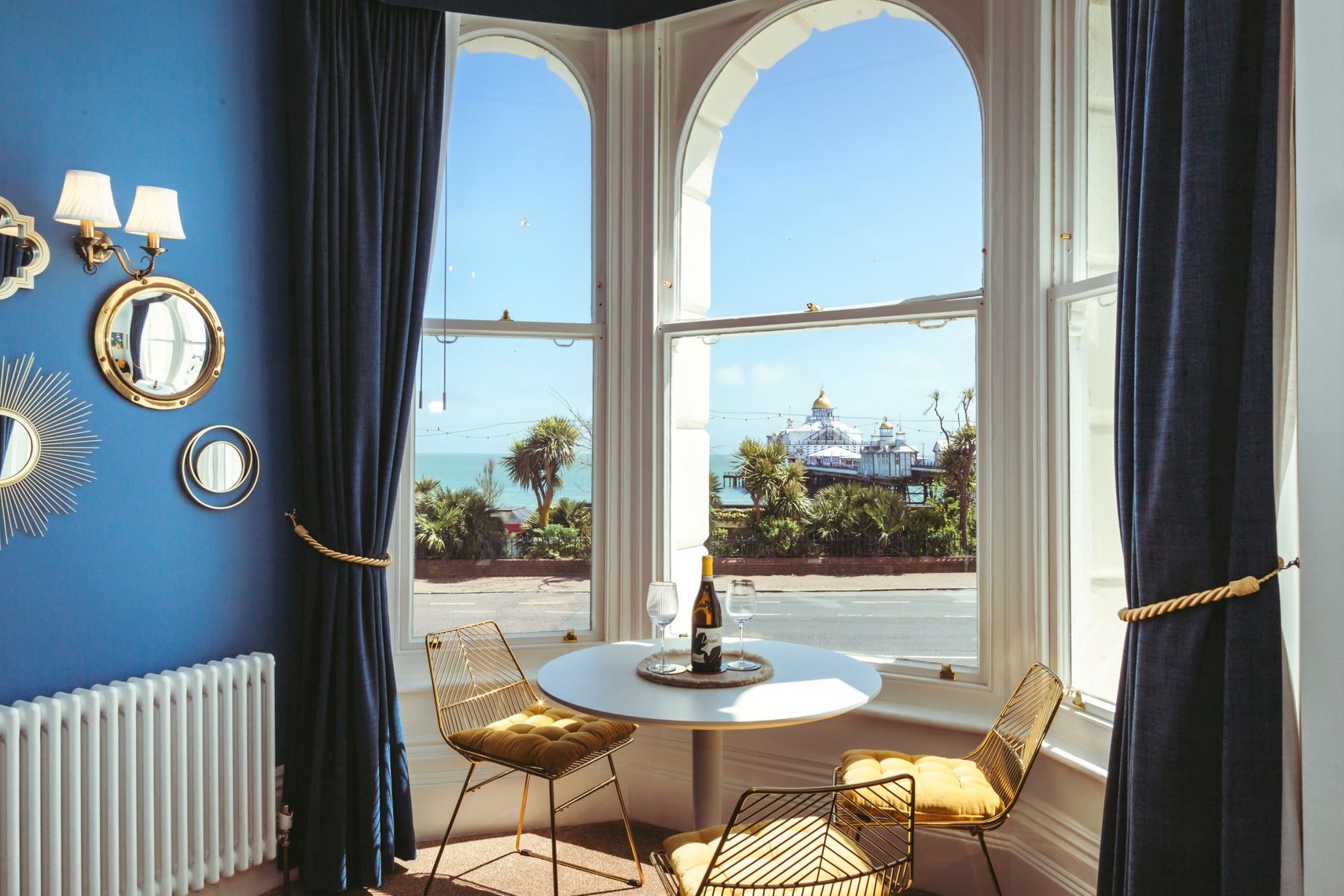 Seafront Apartment Overlooking Sea and Eastbourne Pier For 4