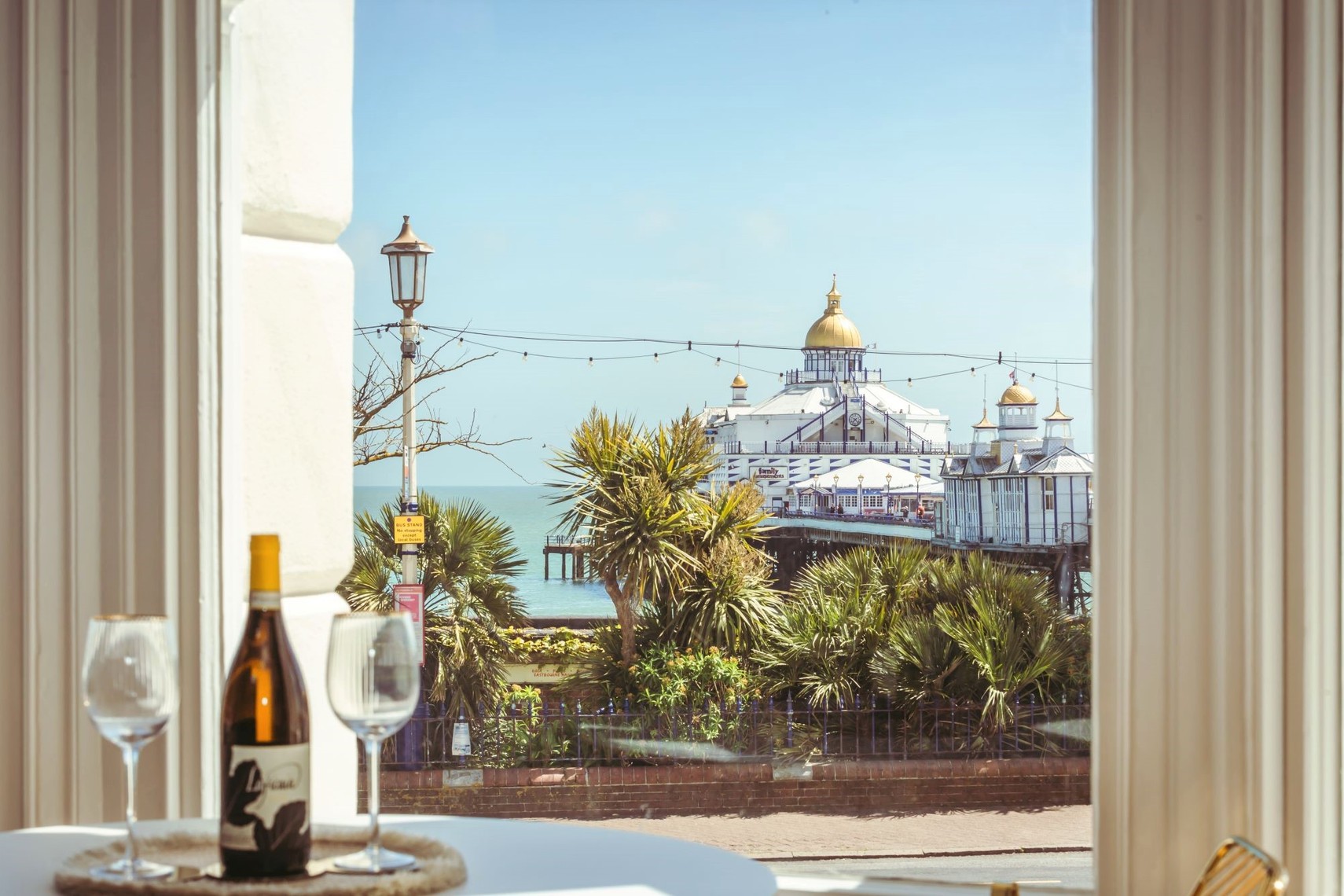 Seafront Apartment Overlooking Sea and Eastbourne Pier For 4