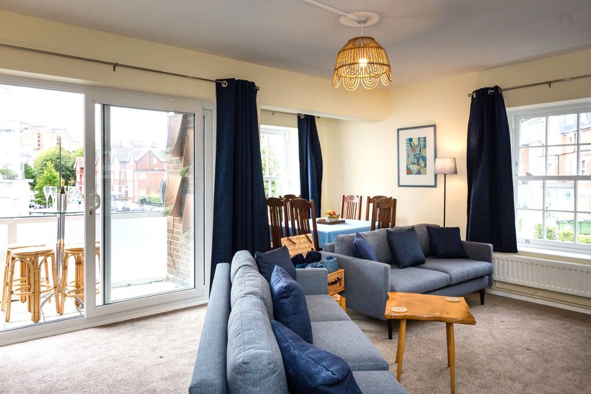Lounge with balcony access - holiday homes Eastbourne