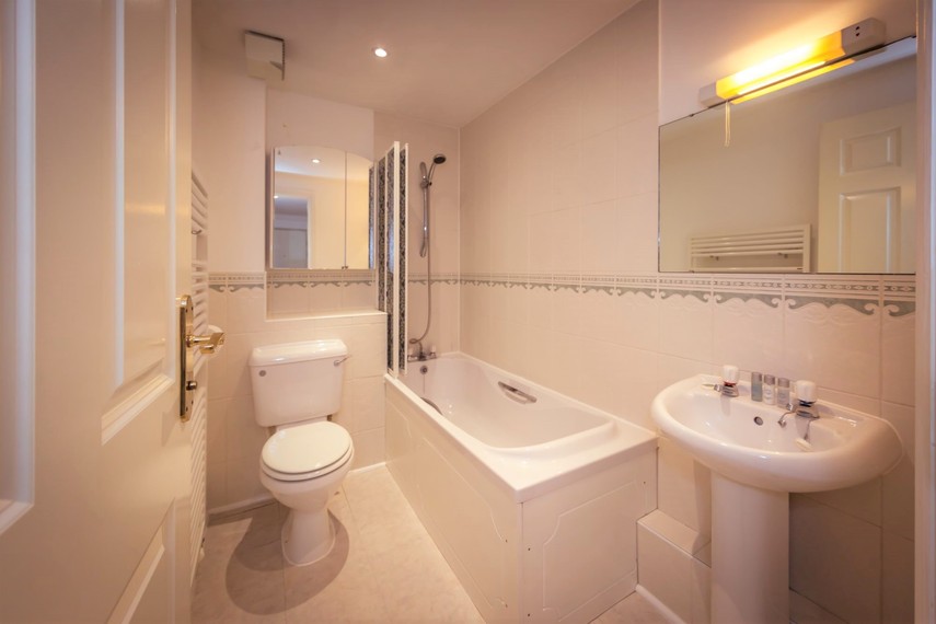 Main bathroom of Eastbourne holiday apartment