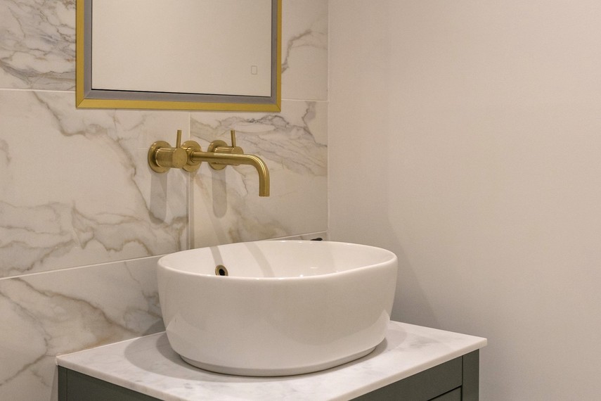 Master ensuite of Eastbourne holiday cottage