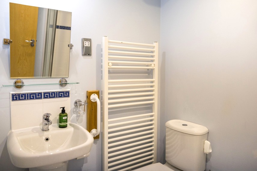 Ensuite in Sovereign Harbour let