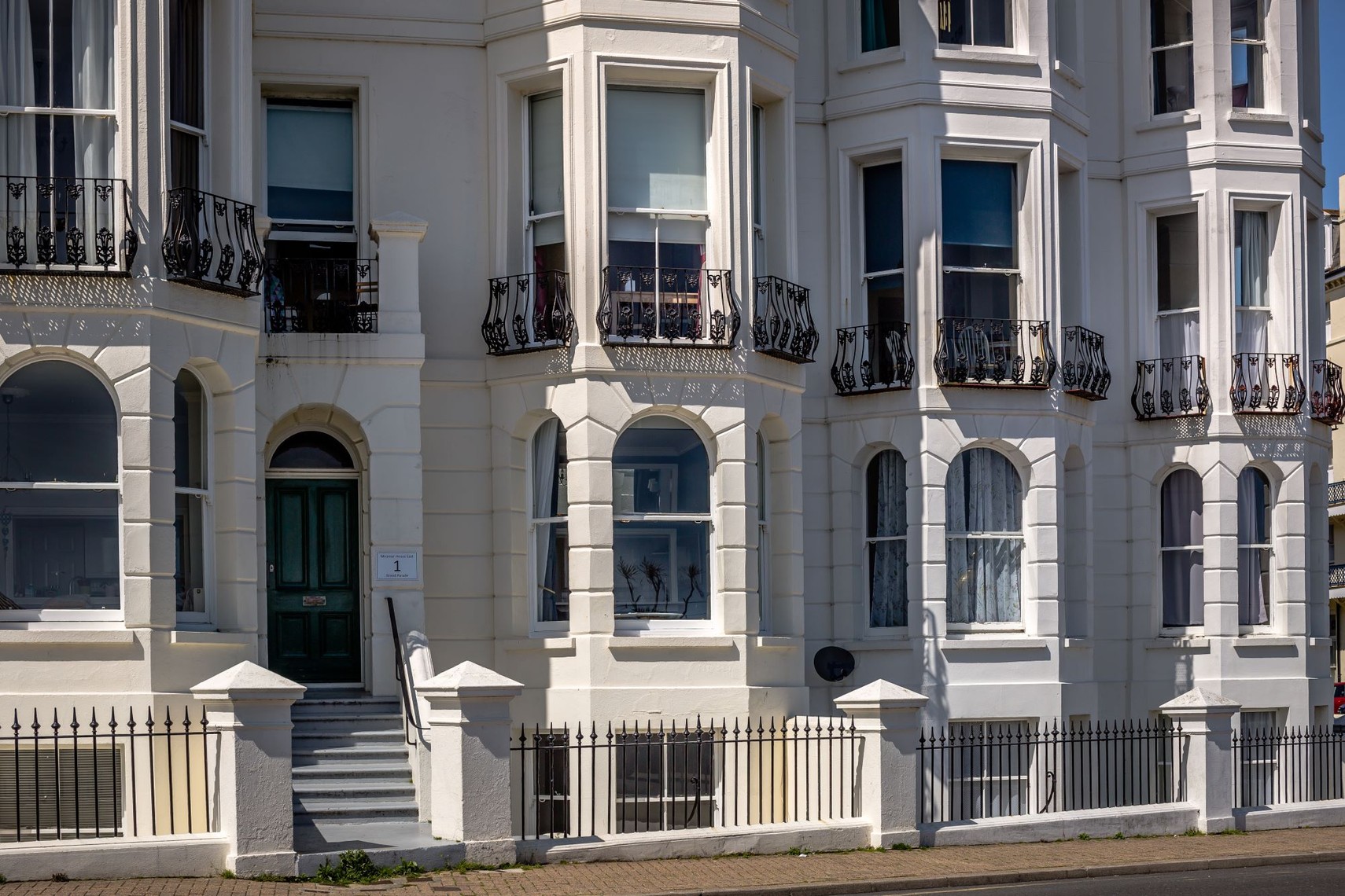 Seafront Apartment Overlooking Sea and Eastbourne Pier For 4