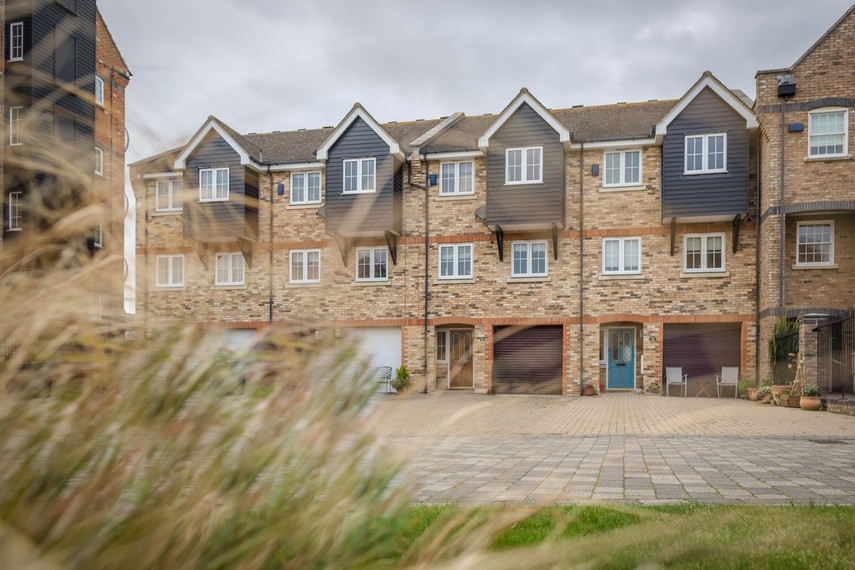 Sussex holiday cottage with marina views