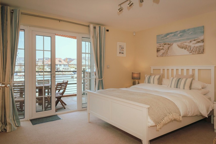 Ground floor bedroom with harbour views