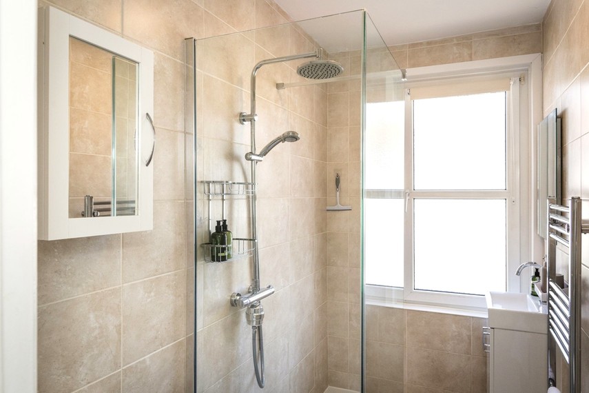 Shower room of Pink House airbnb