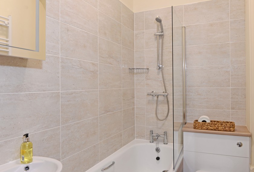 Exclusively Eastbourne holiday lettings - Jevington Gardens - main bathroom