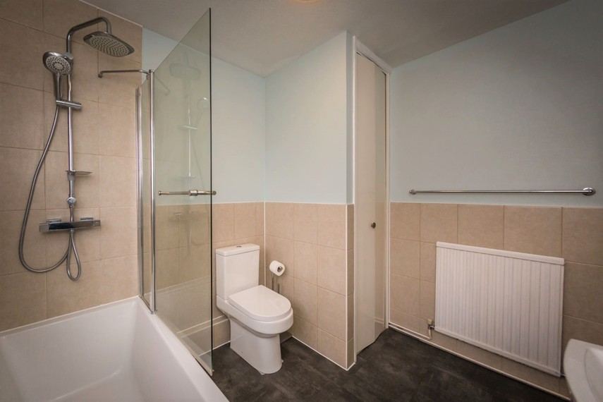 Bathroom of Eastbourne holiday accommodation