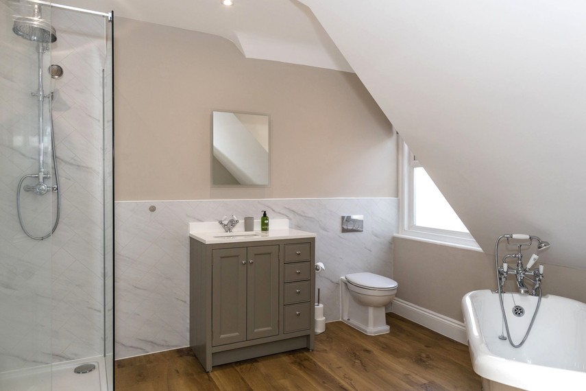 Top floor bathroom Eastbourne rentals