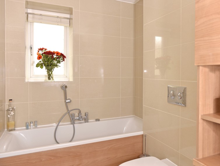 Main bathroom of Playwright holiday apartment in Eastbourne