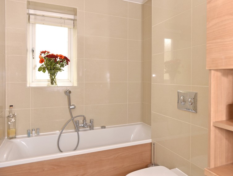 Main bathroom of Playwright holiday apartment in Eastbourne