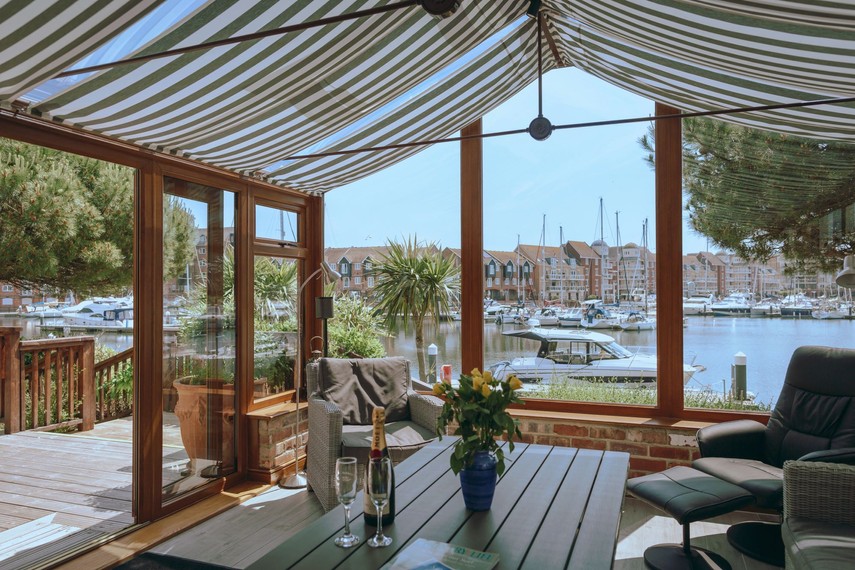 Conservatory with water views - group house Eastbourne